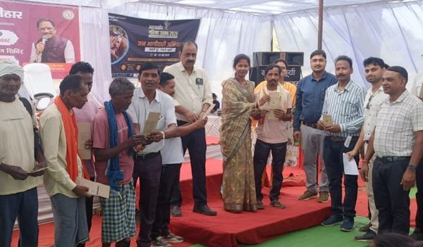 शिविर 25 किसानों को किसान किताब और फलदार पौधा वितरित किया गया