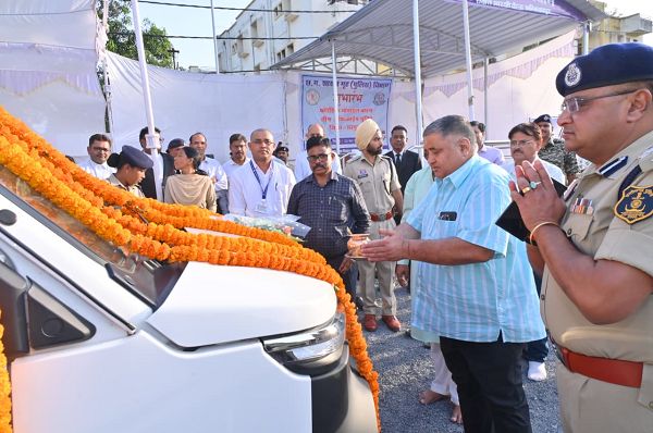 मंत्री राजेश अग्रवाल ने अत्याधुनिक मोबाइल फॉरेंसिक वैन को दिखाई हरी झंडी
