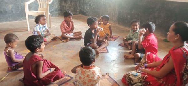 बस्तर की आंगनबाड़ियों में खेल-खेल में विज्ञान, कला और आत्मविश्वास की नई उड़ान