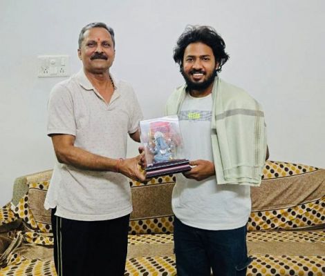 छोटे शहर से बड़े सपनों तक: गरियाबंद के &lsquo;बॉबी&rsquo; ने OTT की दुनिया में बनाई पहचान, पूर्व विधायक संतोष उपाध्याय ने किया सम्मानित