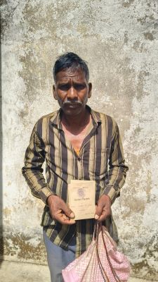 सुशासन तिहार से किसान रूपसिंह नेताम को मिली नई किसान किताब