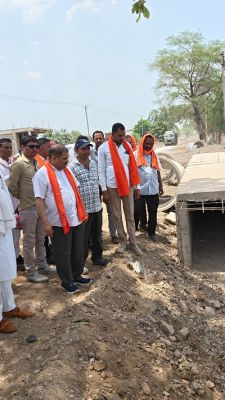 सांसद संतोष पांडेय ने राष्ट्रीय राजमार्ग अंतर्गत पोंडी में बन रहे सड़क व नाली निर्माण का किया निरीक्षण