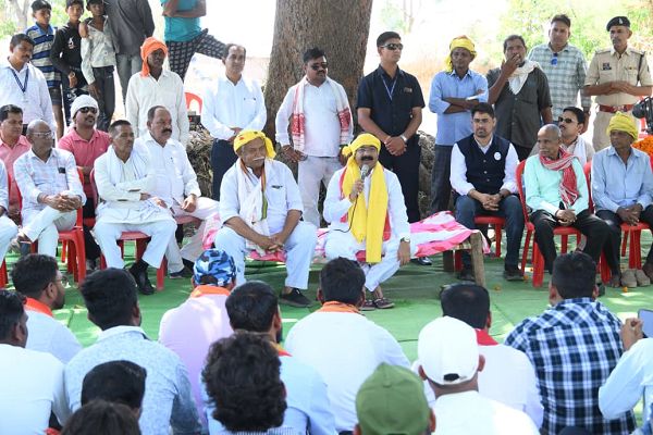 उप मुख्यमंत्री अरुण साव ने ग्राम जरहापारा में आम पेड़ के छांव में लगाई जनचौपाल, ग्रामीणों की  समस्याओं का किया समाधान