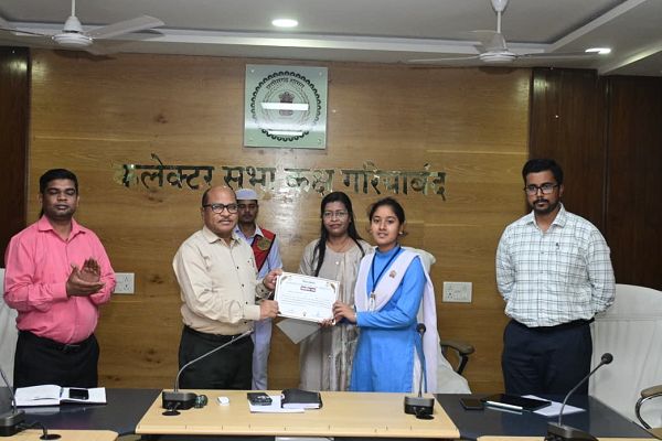 गौरवान्वित हुआ गरियाबंद तीन मेधावी विद्यार्थियों को मिला सम्मान और 6 लाख रुपये की प्रोत्साहन राशि