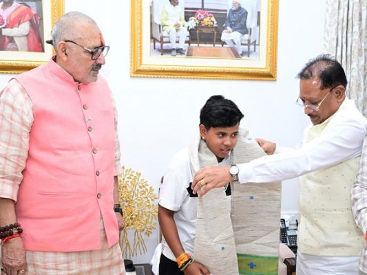 श्रीलंका दौरे के लिए भारतीय अंडर-19 महिला क्रिकेट टीम की उपकप्तान बनीं महक नरवासे : मुख्यमंत्री श्री विष्णु देव साय ने किया सम्मानित