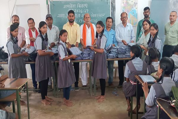 सेमरसल में बच्चों को बांटे गए पुस्तक व गणवेश
