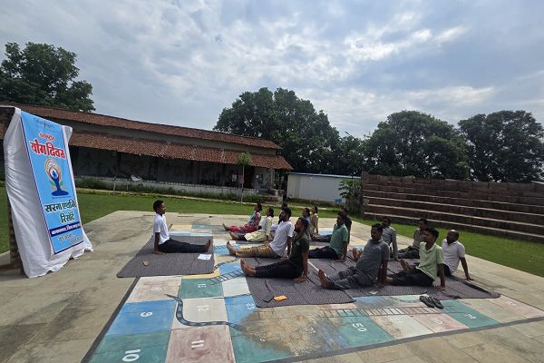  जशपुर के प्राकृतिक वातावरण में सरना एथनिक रिजॉर्ट के कर्मचारियों और पर्यटकों ने किया सामूहिक योगाभ्यास