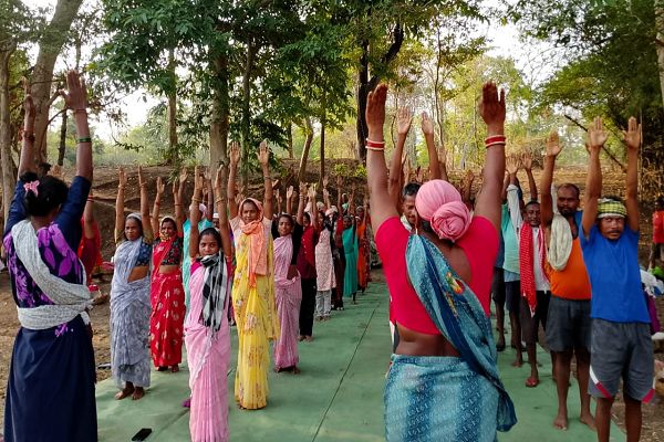  अंतर्राष्ट्रीय योग दिवस पर वनांचल ग्राम नर्रालगुड़ा के मनरेगा श्रमिकों ने किया सामूहिक योगाभ्यास