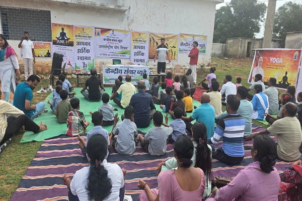  योग आत्मा को परमात्मा से जोड़ने का मार्गः ग्राम सखौली में अंतर्राष्ट्रीय योग दिवस पर विशेष जन जागरूकता कार्यक्रम आयोजित