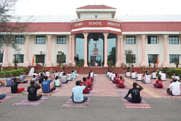  सैनिक स्कूल अंबिकापुर में उत्साहपूर्वक मनाया गया अंतर्राष्ट्रीय योग दिवस