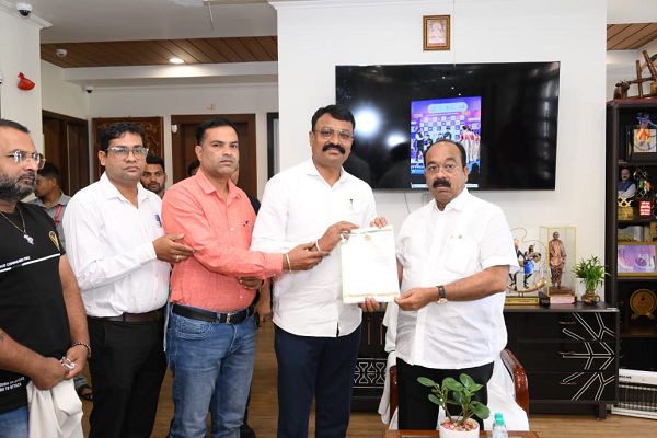पूर्व सैनिकों को टोल टैक्स में पूर्ण छूट प्रदान किए जाने को लेकर डिप्टी सीएम अरुण साव को ज्ञापन सौपे