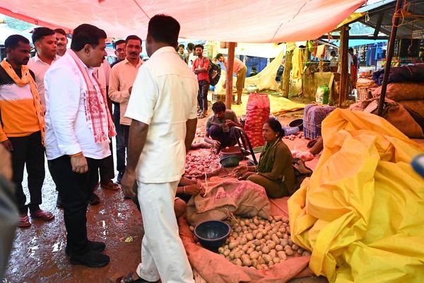  मर्दापाल के साप्ताहिक बाजार में अचानक पहुंचे उप मुख्यमंत्री श्री विजय शर्मा