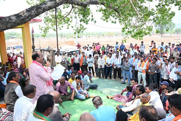  उप मुख्यमंत्री अरुण साव ने वनांचल के 8 गांवों में जनचौपाल लगाकर सुनी ग्रामीणों की समस्या  एं