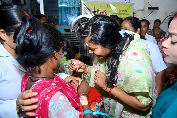 अबूझमाड़ से गूंजा स्वस्थ भारत का संकल्प: राष्ट्रीय पल्स पोलियो अभियान का शुभारंभ, मंत्री श्रीमती लक्ष्मी राजवाड़े ने बच्चों को पिलाई पोलियो रोधी खुराक