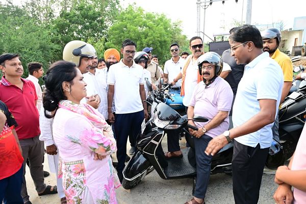 स्कूटी से शहर का निरीक्षण करने निकले उप मुख्यमंत्री श्री अरुण साव