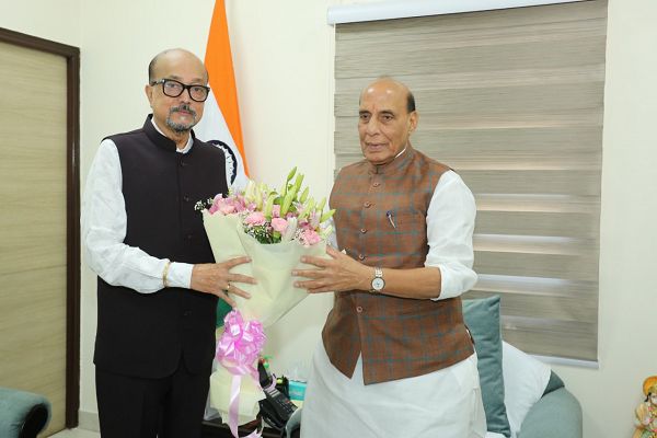 राज्यपाल श्री डेका ने रक्षा मंत्री राजनाथ सिंह से की सौजन्य भेंट