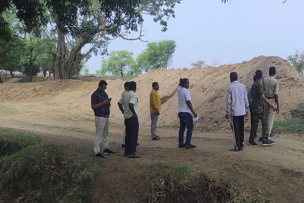 ग्राम खरहट्टा में अवैध रेत भंडारण पर बड़ी कार्रवाई, 2600 घन मीटर रेत जब्तराजस्व, पुलिस और खनिज विभाग की संयुक्त टीम ने की कार्रवाई