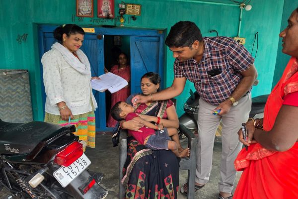 जिला टीकाकरण अधिकारी स्वयं उतरे पल्स पोलियो अभियान में, घर-घर पहुंचकर बच्चों को पिलाई &ldquo;दो बूंद जिंदगी की&rdquo;