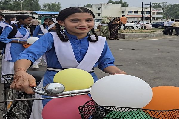  सरस्वती साइकिल योजना से वैष्णवी के सपनों को मिली नई उड़ान