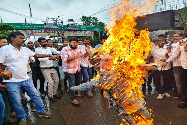 भाजपा ने गरीबों के सपनों पर चलाया बुलडोजर, कांग्रेस ने मुख्यमंत्री का पुतला फूंका