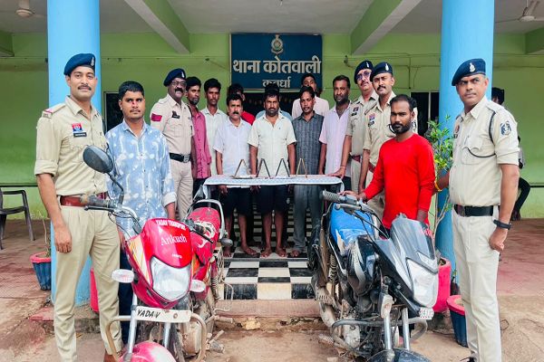 फार्महाउस में चल रहे जुंवे की फड़ पर पुलिस की दबिश, 11 जुआरी गिरफ्तार
