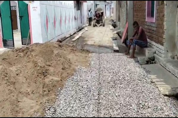 पेंड्राकला में आरसीसी सड़क निर्माण पर उठे गंभीर सवाल, क्या प्राक्कलन को ताक पर रखकर हुआ निर्माण?