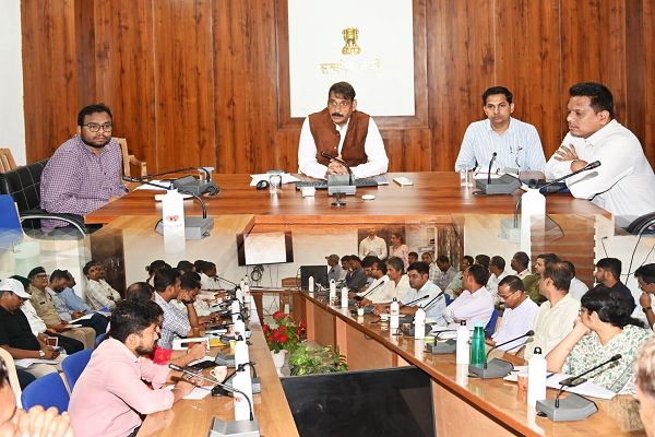  कलेक्टर ने समय-सीमा की बैठक में विभागीय कार्यों की समीक्षा की, लंबित प्रकरणों के त्वरित निराकरण और योजनाओं में तेजी के दिए निर्देश
