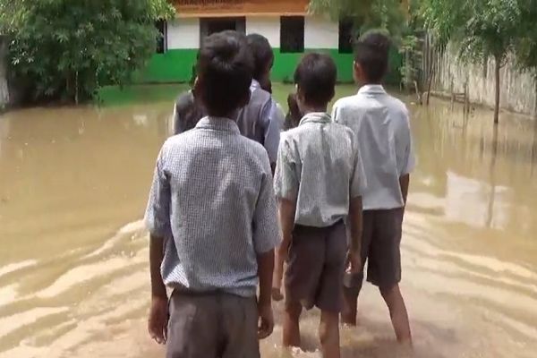 बारिश में तालाब बना स्कूल परिसर, जलभराव से बच्चों की जान पर मंडराया खतरा