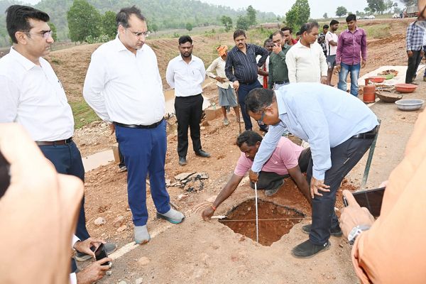 निर्माण कार्यों में मॉनीटरिंग और गुणवत्ता सुनिश्चित कराने में लापरवाही पर सहायक अभियंता और उप अभियंता को तत्काल निलंबित करने के निर्देश