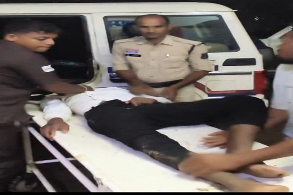 छुरा कोसमबुड़ा मार्ग पर स्थित पुल टुटने से बाइक सवार नीचे गिरा, डायल 112 की टीम ने बचाई जान