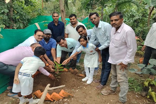 पौधारोपण और पर्यावरण का संरक्षण एवं संदेश दिया मेडिकल टीम
