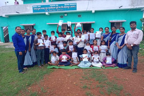 पीबीजी स्कूल में आरटीई के बच्चो को गणवेश वितरित