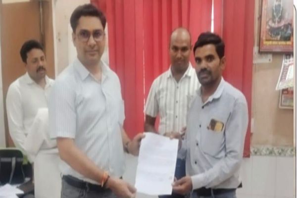 सेवा सेतु ने बनाई सरकारी सेवाएं सरल, घर बैठे मिला निवास प्रमाण पत्र