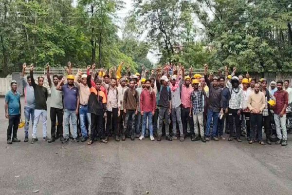 दो माह से वेतन नहीं मिलने पर ठेका श्रमिकों का प्रदर्शन, गेवरा परियोजना का काम ठप