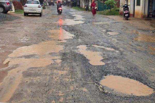 40 करोड़ की सड़क योजना अटकी, कोतबा-बागबहार मार्ग बना &lsquo;मौत का रास्ता