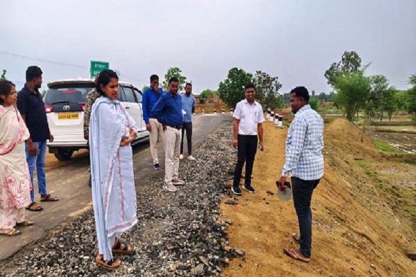 बंजी में विकास कार्यों का कलेक्टर ने किया औचक निरीक्षण