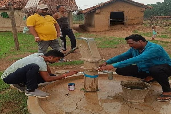लोक स्वास्थ्य यांत्रिकी विभाग ने किया हैंडपंपों का क्लोरीनेशन