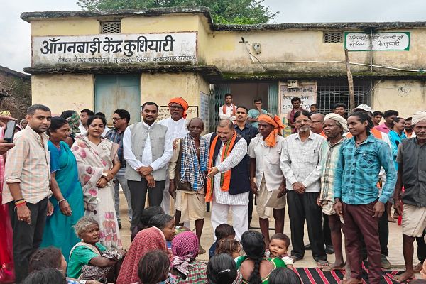  सांसद संतोष पांडेय ने पंडरिया ब्लॉक अंतर्गत वनांचल क्षेत्र के विभिन्न गांव का किया सघन दौरा**-- प्रधानमंत्री जनमन अंतर्गत हो रहे विभिन्न निर्माण कार्यों का किया निरीक्षण--