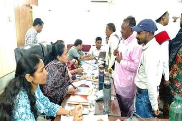जनदर्शन में गूंजीं आमजन की समस्याएं, कलेक्टर ने हर आवेदन को गंभीरता से सुना