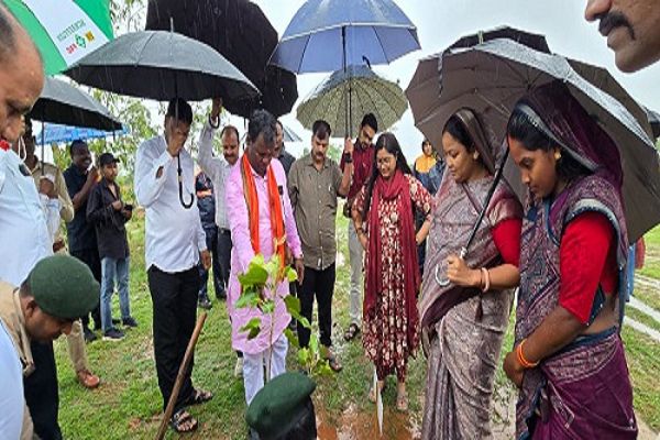 लोधिमा में मनाया गया वन महोत्सव एवं &lsquo;&lsquo;एक पेड़ माँ के नाम 3.0&lsquo;&lsquo; कार्यक्रम