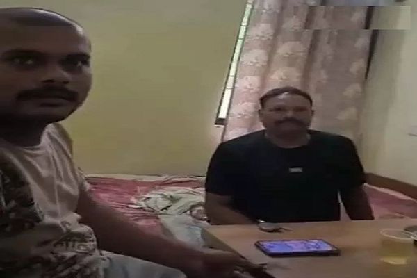 सरकारी अस्पताल में ड्यूटी के दौरान शराब और चिकन पार्टी, वीडियो वायरल होने पर फार्मासिस्ट व वार्ड बॉय निलंबित