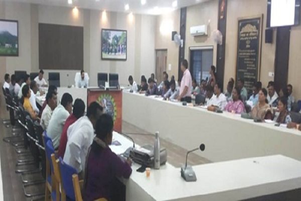 प्रधानमंत्री आवास योजना की प्रगति की समीक्षा करने जिला पंचायत सीईओ ने ली बैठक