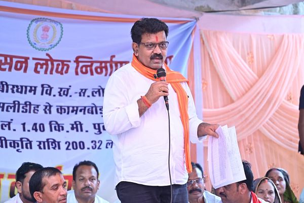अमलीडीह को मिली विकास कार्य की सौगात, उप मुख्यमंत्री श्री विजय शर्मा ने 2 करोड़ की लागत के सड़क निर्माण का किया भूमिपूजन* 