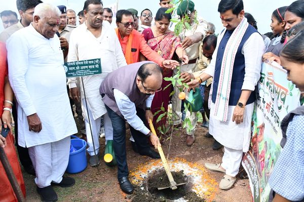 एक पेड़ मां के नाम 3.0 : गीधा बाईपास बनेगा हरित कॉरिडोर केंद्रीय मंत्री, डिप्टी सीएम और विधायक ने किया पौधारोपण*