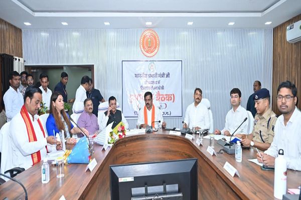  *उप मुख्यमंत्री और जिले के प्रभारी मंत्री ने विकास कार्यों और जनकल्याणकारी योजनाओं की मैराथन समीक्षा की*