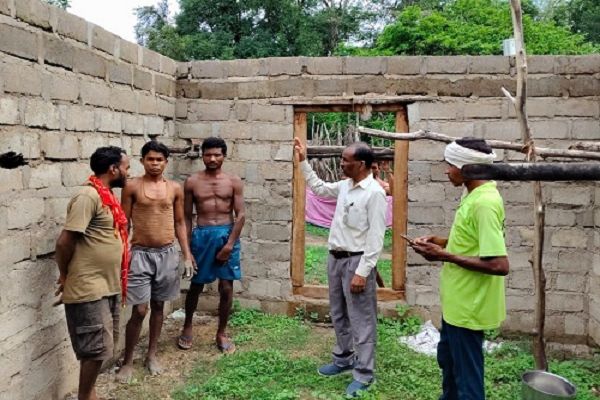 दुर्गम अंचलों में बाइक से ग्रामीणों के बीच पहुंचे जनपद सीईओ