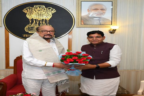  राज्यपाल श्री डेका से उच्च शिक्षा मंत्री श्री वर्मा ने की सौजन्य भेंट