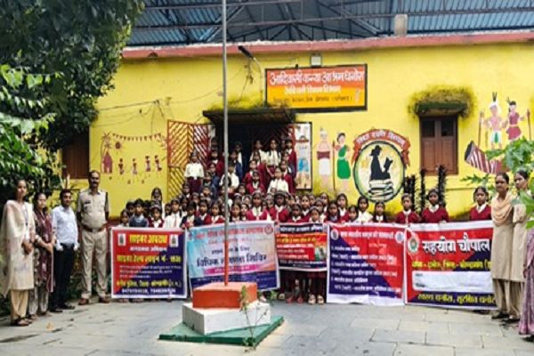 वन मंत्री ने मड़ानार और मर्दापाल में 238 छात्राओं को वितरित की साइकिलें