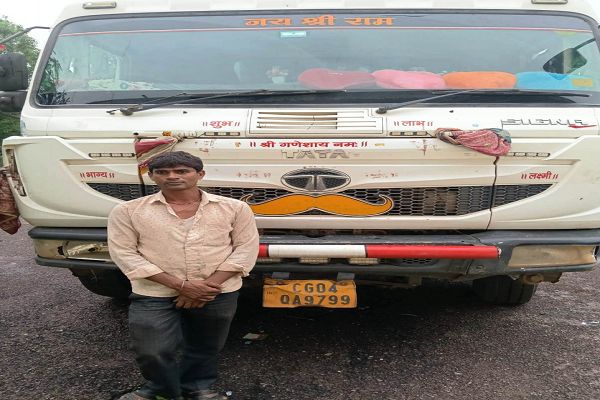 रायपुर : अवैध रेत परिवहन पर प्रशासन की कार्रवाई, एक हाईवा और दो ट्रैक्टर जब्त