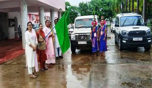 राष्ट्रपति से मुलाकात के लिए बस्तर के विजेता और मांझी चालकी रवाना, नगरपालिका अध्यक्ष ने दिखाई हरी झंडी